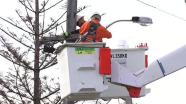 10 Haziran 2020: Avustralyalı erkek ve kadın elektrik işçisi birlikte elektrik hatlarını tamir ediyorlar. Avustralya 'daki tüm işverenlerin% 47,0 