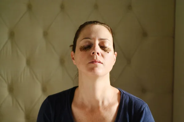 大人の女性 リラックス自宅でコーヒーグラウンドで彼女の顔に離れて死んだ皮膚細胞をきれいにし 毛穴の詰まりを解消するのを助けるために — ストック写真