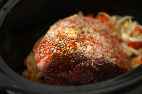 Kavrulmuş Kuzu Bacağı Sebze Otlarla Yavaş Pişirilen Bir Fırında Yemek — Stok fotoğraf