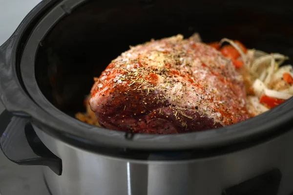 羊肉烤腿用慢火锅烹调 用蔬菜和香草烹调 — 图库照片