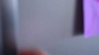 Hafıza kaybı yaşayan biri ev anahtarlarını buzdolabında unutur.