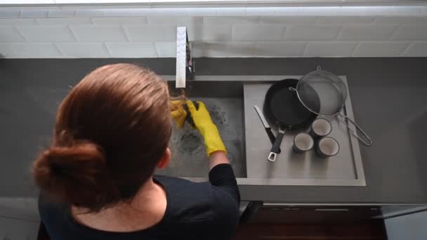 家庭用キッチンシンクでの女性の洗濯皿の空中ビュー — ストック動画