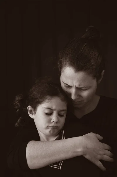 Расстроенные Мать Дочь Сидят Темноте Изолированы Черном Фоне — стоковое фото