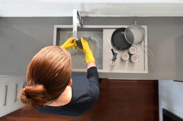 家庭用キッチンシンクでの女性の洗濯皿の空中ビュー — ストック写真