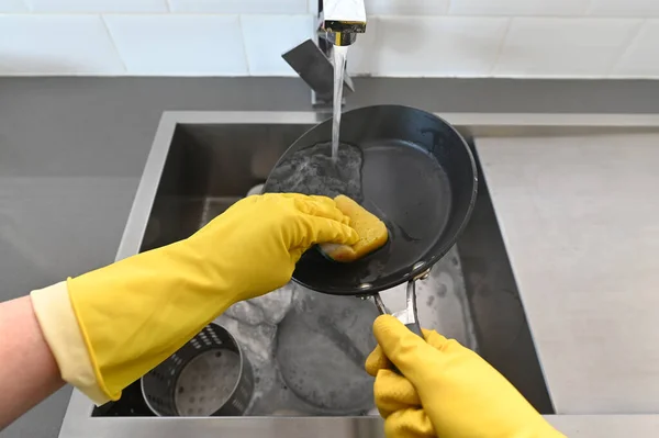 Point Vue Personne Qui Lave Vaisselle Dans Évier Cuisine Maison — Photo
