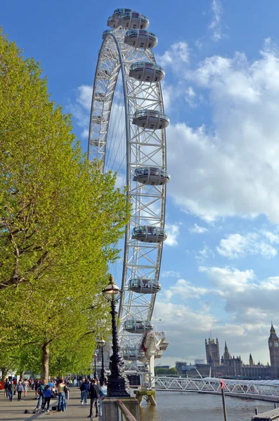 ロンドン 2015年5月14日 ロンドン ミレニアム ホイールは ヨーロッパで最も高い片持ち式観覧車で 年間300万人以上の観光客が訪れる英国で最も人気のある有料観光地です — ストック写真