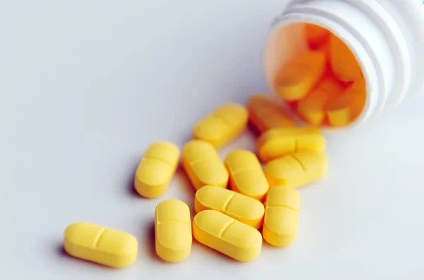 Medicamentos Pastillas Amarillas Una Superficie Blanca Concepto Salud Medicina Hay —  Fotos de Stock