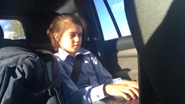 Schoolmeisje Leeftijd Met Behulp Van Laptop Een Auto School — Stockvideo