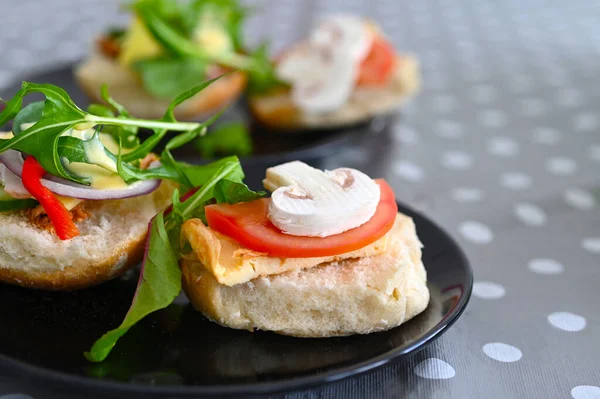 Verse Zelfgemaakte Broodjes Broodjes Geserveerd Met Omelet Champignons Groene Bladeren — Stockfoto