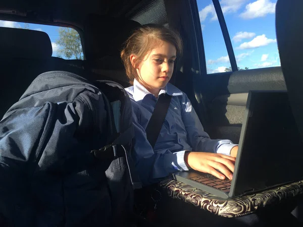 Schoolmeisje Leeftijd Met Behulp Van Laptop Een Auto School — Stockfoto