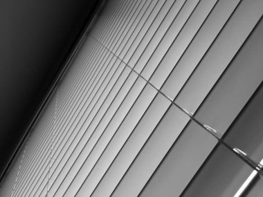 Venedik perdelerinin düşük açılı görüntüsü soyut arka plan ve siyah beyaz doku. İnsan yok. Boşluğu kopyala.