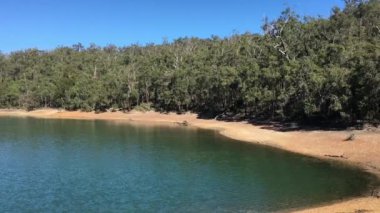 Perth Batı Avustralya yakınlarındaki John Forrest Ulusal Parkı 'ndaki Glen Brook Barajı manzarası
