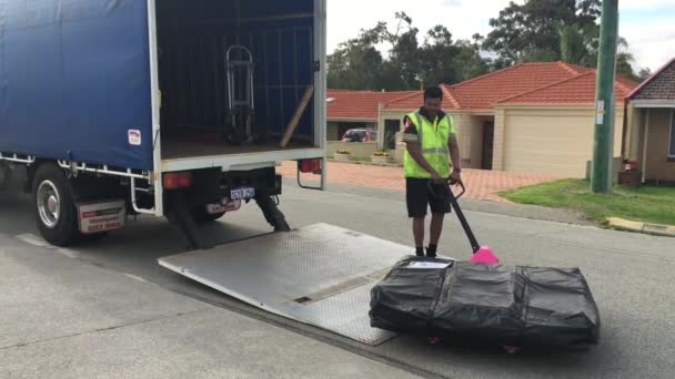 Perth Julio 2020 Conductor Camión Cargando Una Gran Carga Con — Vídeos de Stock