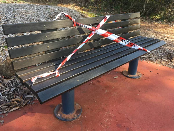 Banc Parc Vide Avec Ruban Avertisseur Danger Sous Nouvelles Restrictions — Photo