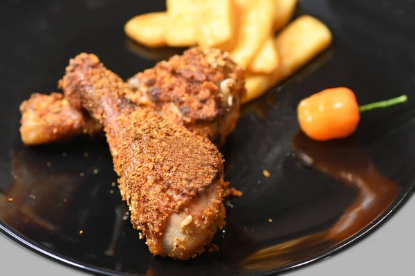 Close Uitzicht Knapperig Gebakken Kip Drumsticks Geserveerd Een Bord Met — Stockfoto