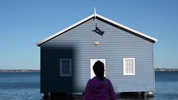 Menina Australiana Visitando Blue Boat House Perth Austrália Ocidental — Vídeo de Stock