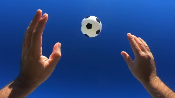 空気中にサッカーを投げる人の視点 Pov 人生の目標を達成するためのコンセプト写真 人はいない スペースのコピー — ストック動画