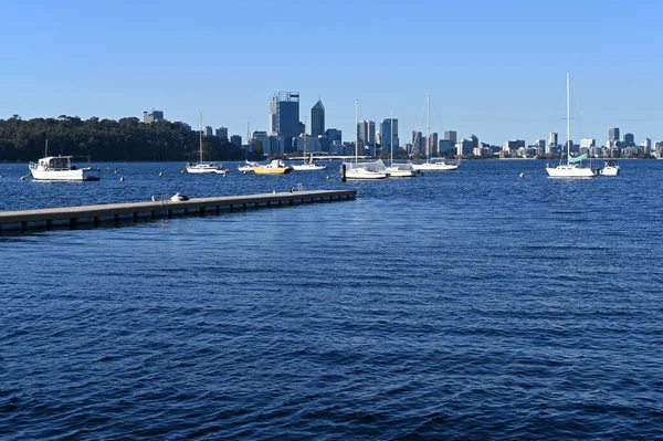 Landschafts Ansicht Von Segelbooten Die Swan River Vor Der Skyline — Stockfoto