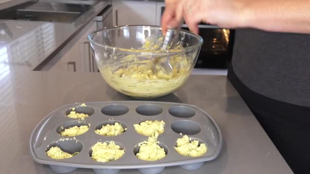 Kvinna Förbereder Muffins Hemköket — Stockvideo