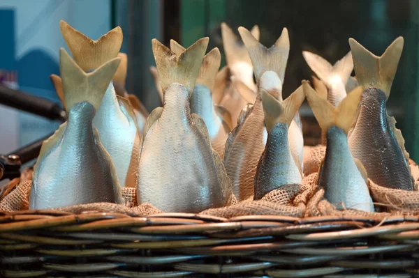 Fins Świeżo Złowionych Ryb Wewnątrz Koszy Rynku Rybnym — Zdjęcie stockowe