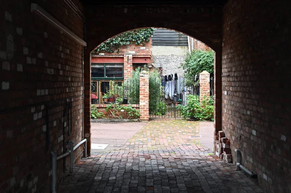 Mörk Gränd Gata Tunnel Som Leder Gammal Bostadshus — Stockfoto