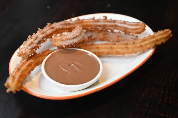 Παραδοσιακό Σπιτικό Ισπανικό Churro Pastry Σερβιρισμένο Σάλτσα Σοκολάτας Πιάτο Σκούρο — Φωτογραφία Αρχείου