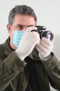 Fotoğraf muhabiri (yaş 40-50) DSLR kamera ile Coronaviruse salgını (COVID-19) .