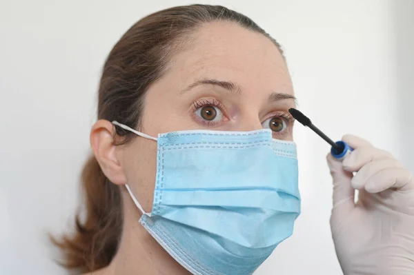 Middle Age Adult Woman Age Wearing Face Mask Apply Mascara — Stock Photo, Image