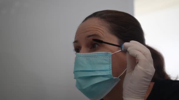 中年妇女 40岁 外出前戴口罩涂睫毛膏 — 图库视频影像