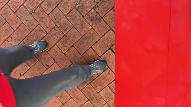 Tanımlanamayan Bir Kadının Kırmızı Posta Kutusuyla Sander Mektuplarına Dönüş Yapması — Stok video