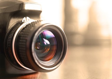 Ahşap masadaki kamera lenslerini ve fotoğraf ekipmanlarını kapat..