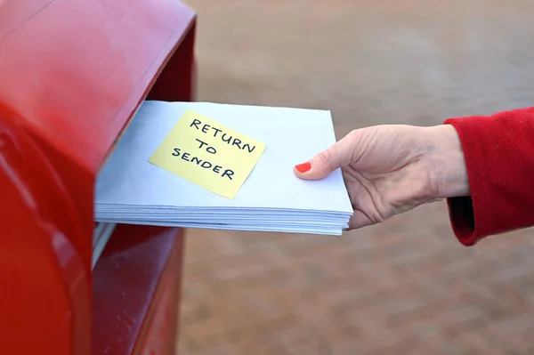 Sander Mektuplarına Kırmızı Posta Kutusuyla Dönen Tanınmayan Kadının Yan Görüntüsü — Stok fotoğraf