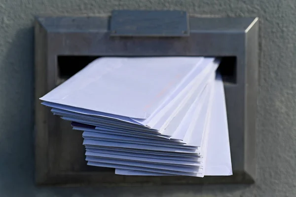 Zavřít Poštovní Schránku Plnou Dopisů — Stock fotografie