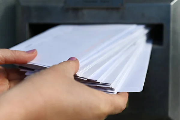 Mulher Mãos Enviando Muitas Cartas Convite — Fotografia de Stock