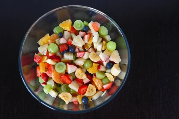 Flat Lay Vista Tigela Salada Frutas Isolado Fundo Preto — Fotografia de Stock