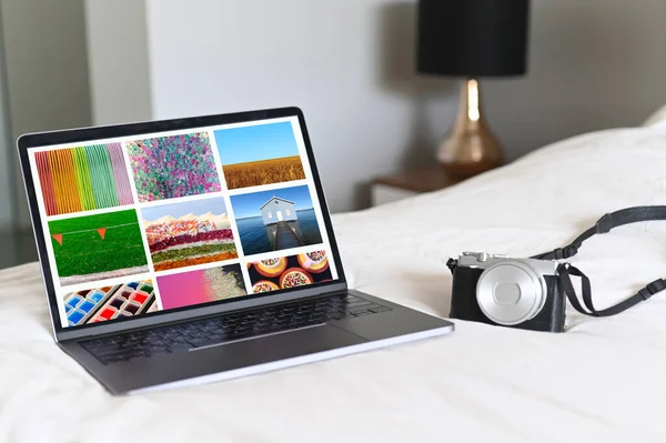 ベッドの上のノートパソコンとカメラ 旅行写真 ブログ 自宅からの作業のコンセプト写真 — ストック写真