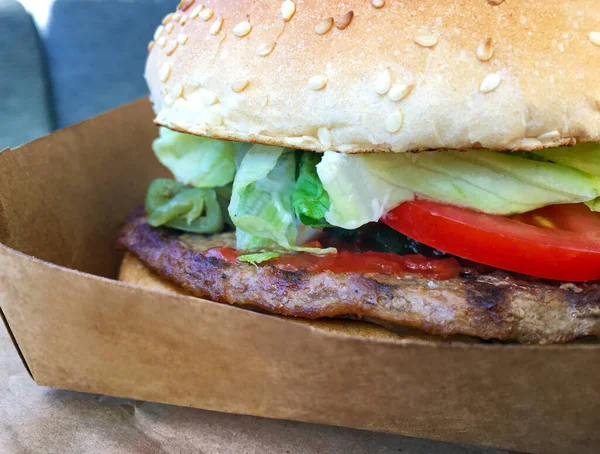 Sluiten Van Vlees Patty Een Hamburger Broodje Met Letters Plak — Stockfoto