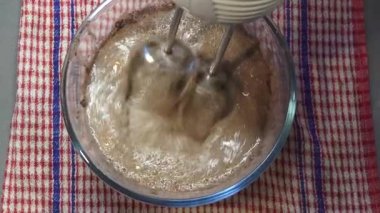 El mikserli yosun çikolatası hazırlama sürecinin üstünde. 