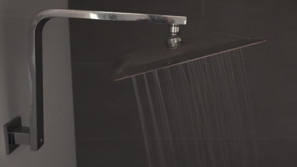 Water Stroomt Uit Badkamer Kraan Een Wastafel Bad — Stockvideo