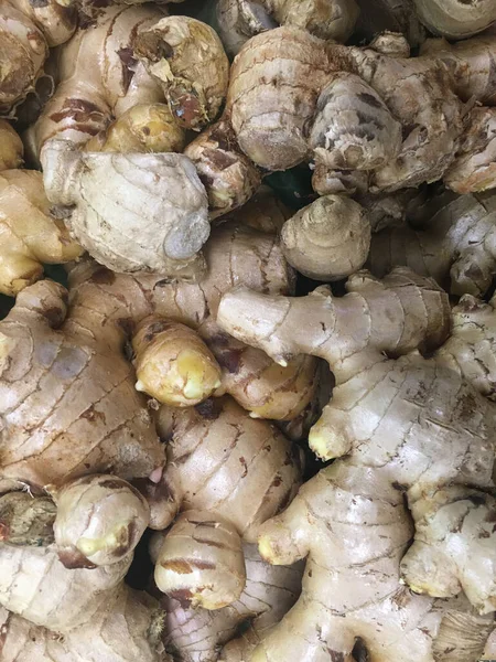 Sebze Pazarında Zencefil Kökleri Sergileniyor Soyut Arkaplan Doku Gıdası — Stok fotoğraf