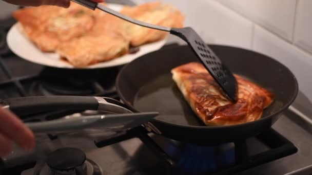 Женщина Жарит Домашнее Тунисское Блюдо Брик Магриби Сковородке — стоковое видео