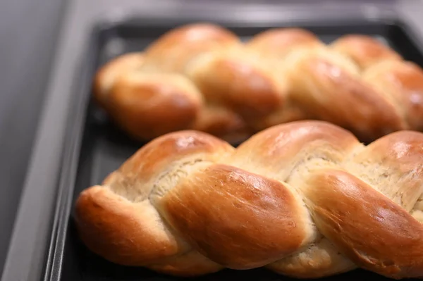 Primer Plano Dos Panes Dulces Jalá Cocidos Una Bandeja Para — Foto de Stock