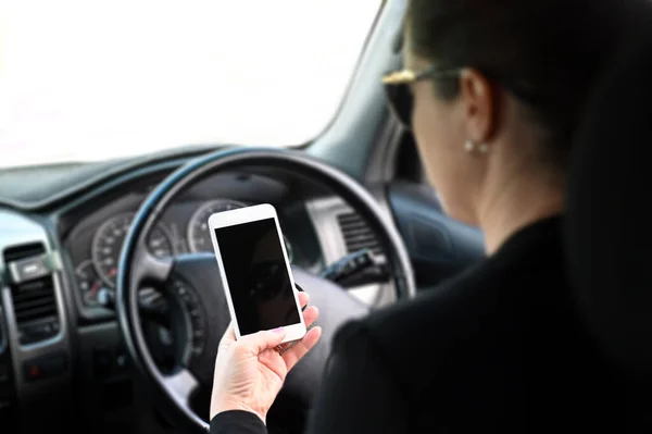 Mujer Adulta Entre Años Usando Teléfono Móvil Mientras Conduce Automóvil — Foto de Stock