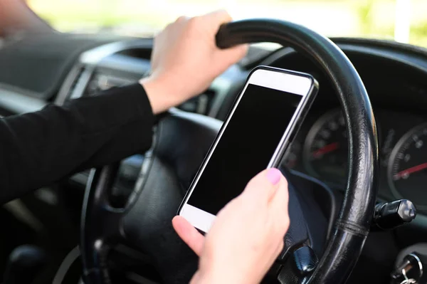 Vrouw Die Mobiele Telefoon Gebruikt Tijdens Het Rijden Een Voertuig — Stockfoto