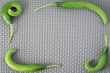 Yeşil kıvırcık salatalıktan yapılmış bir çerçeve..