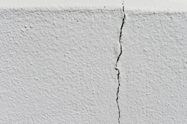 Grote Scheur Witte Betonnen Muur Abstract Achtergrond Textuur Patroon — Stockfoto