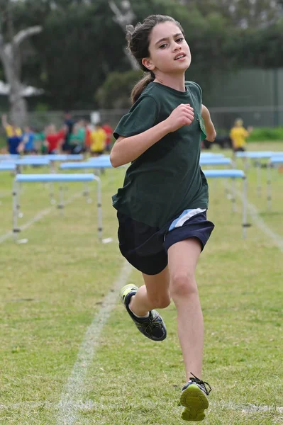 Chica Joven Años Terminando Una Carrera Obstáculos — Foto de Stock