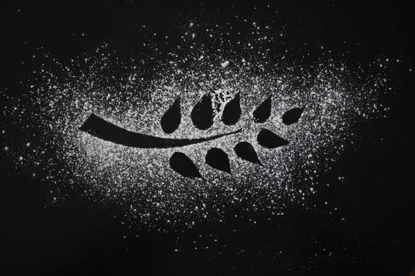 黒木のテーブルの上にコムギの植物の形で平らな小麦粉のビュー — ストック写真
