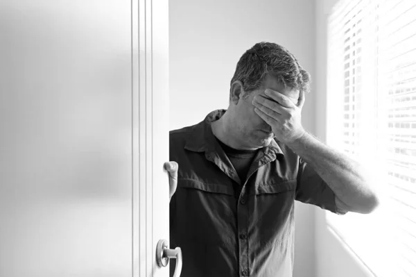 Hombre Adulto Trastornado Inclinándose Sobre Una Puerta Dormitorio Cubriendo Cara —  Fotos de Stock