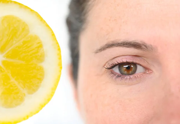 Close Van Volwassen Vrouw Met Een Schone Huid Met Behulp — Stockfoto